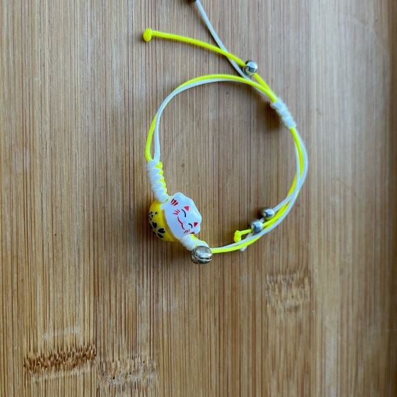 Yellow and White Lucky Cat Maneki Neko Charm Bracelet - Picture 7 of 9